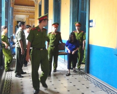 Dẫn giải Lê Thị Phương về trại giam
